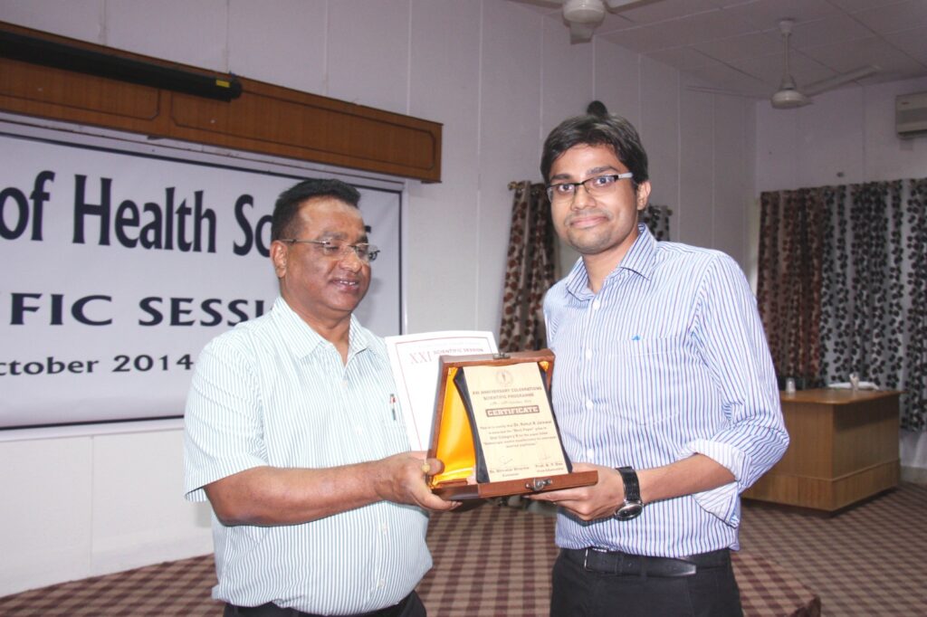 Dr Rahul k Jaiswal Recieving award from Minister